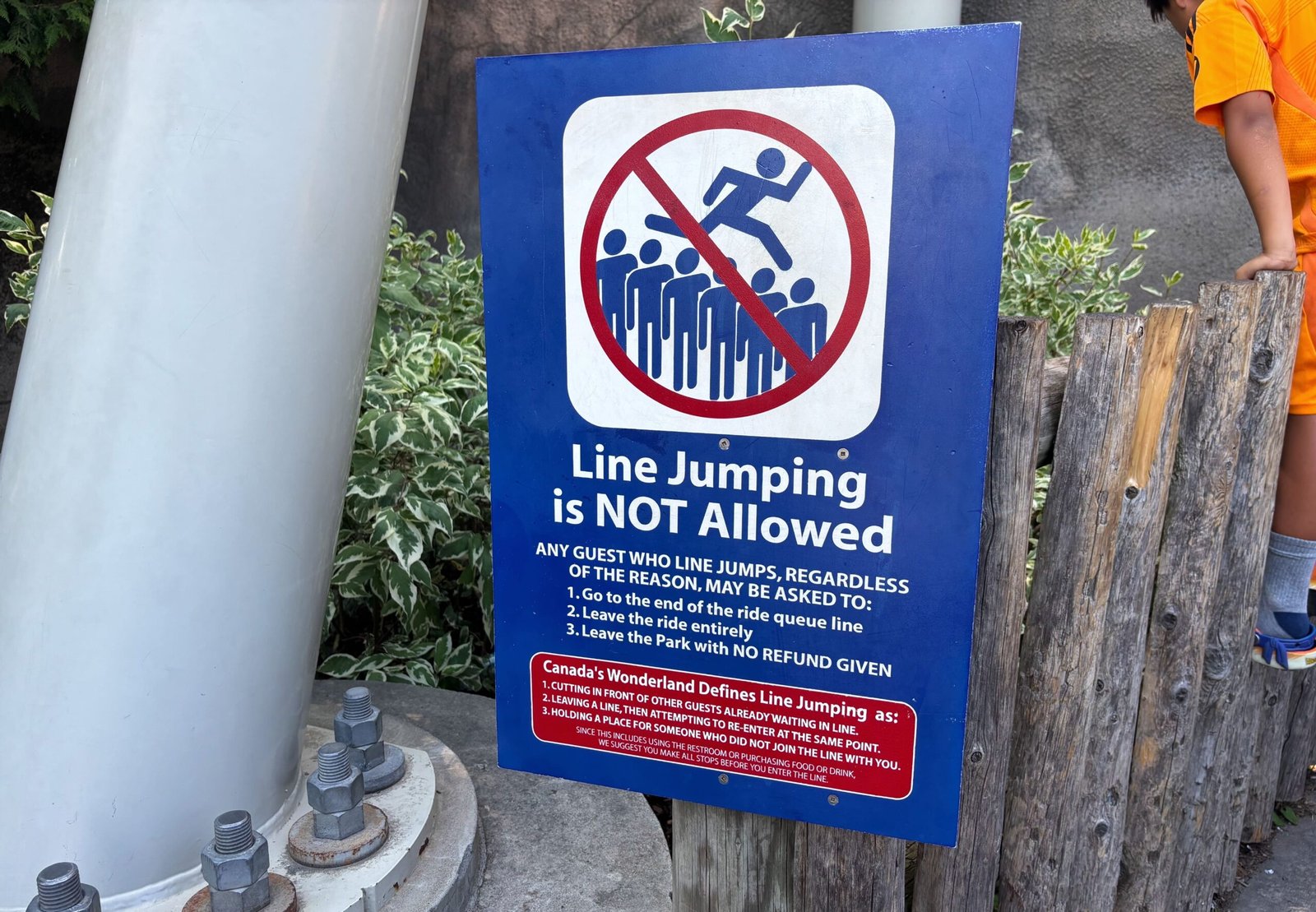 Canada’s Wonderland sign warning guests that line jumping is not allowed.