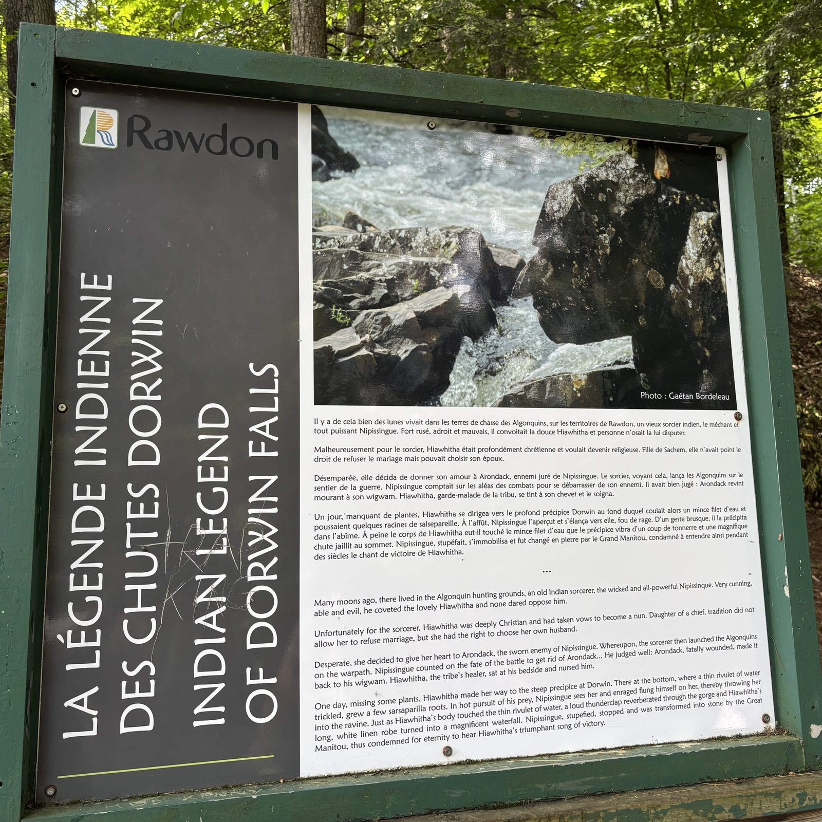 Sign describing the Indigenous legend of Dorwin Falls in English and French.